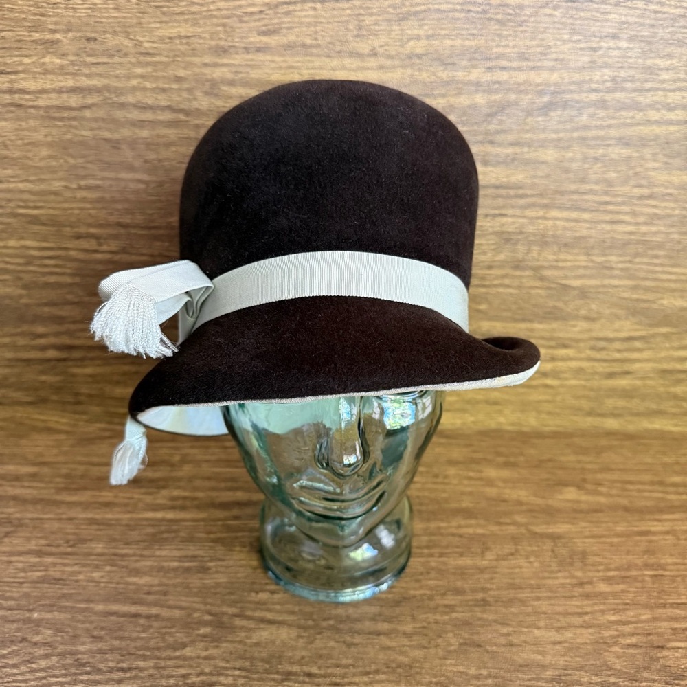 1950s Juli-Kay Brown Felt Cloche Revival Hat Mid Century Vintage Gatsby Style S